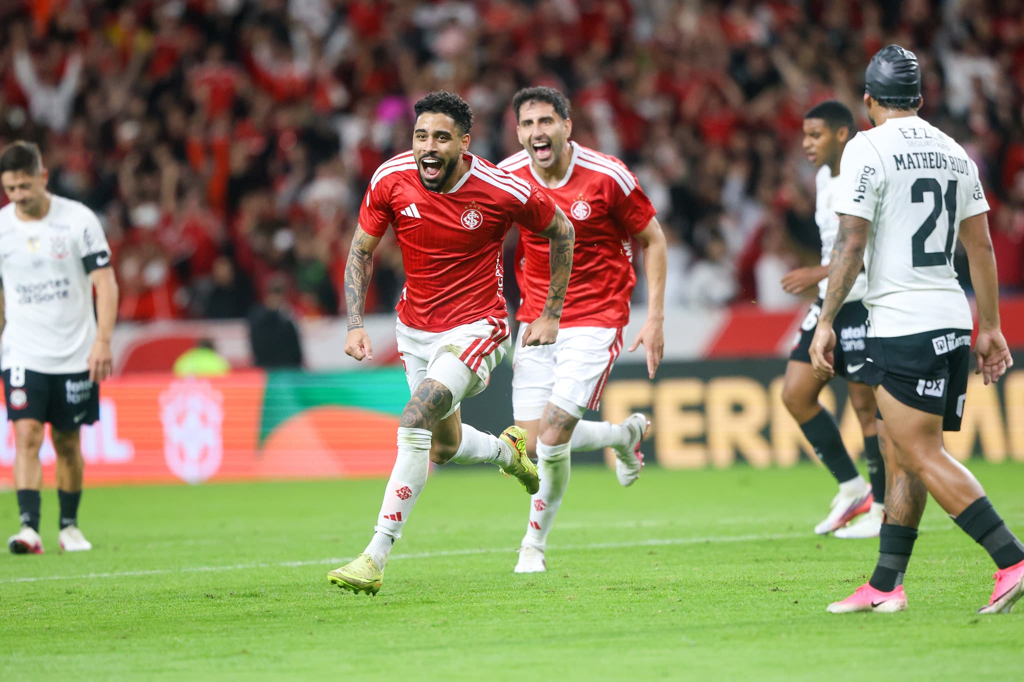 Inter castiga erros do Corinthians, faz 2 a 0 e abre vantagem