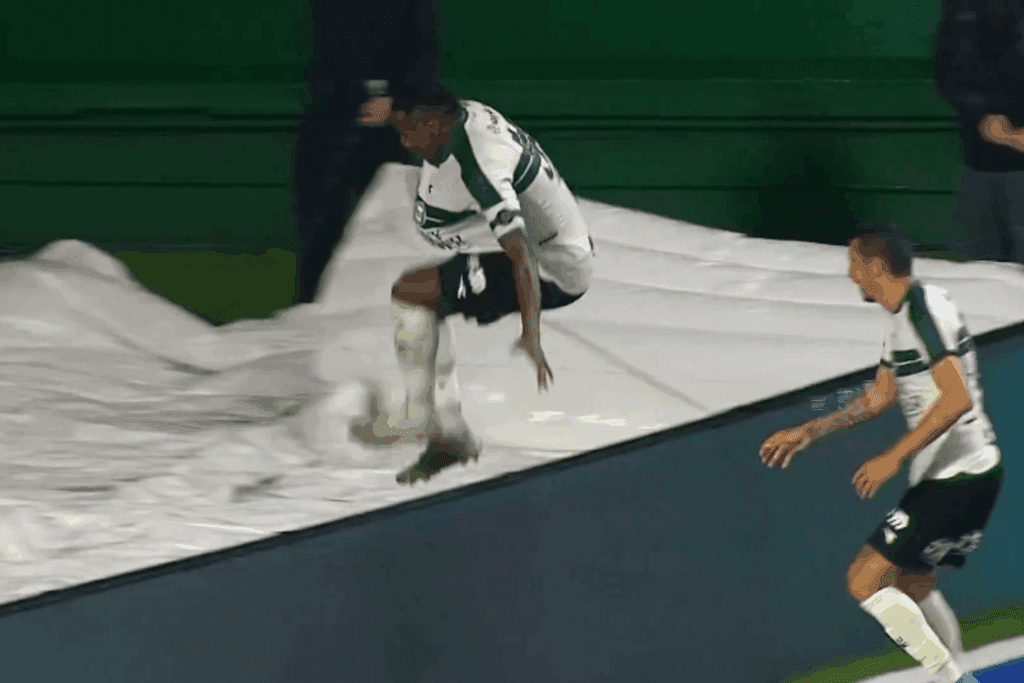Zagueiro do Coritiba faz gol, cai em túnel durante comemoração e VAR anula o lance