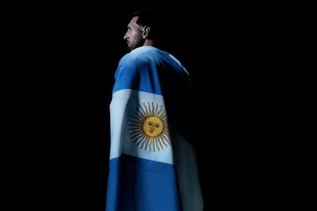Messi recebe carinho de torcedores durante funeral do pai na Argentina