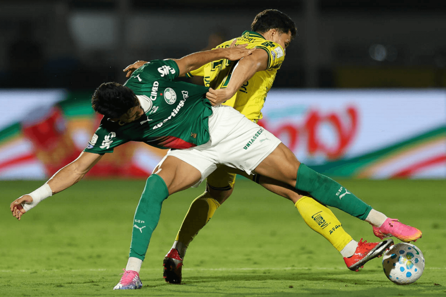 Mirassol assusta, mas Palmeiras busca empate e garante ponta do Brasileirão