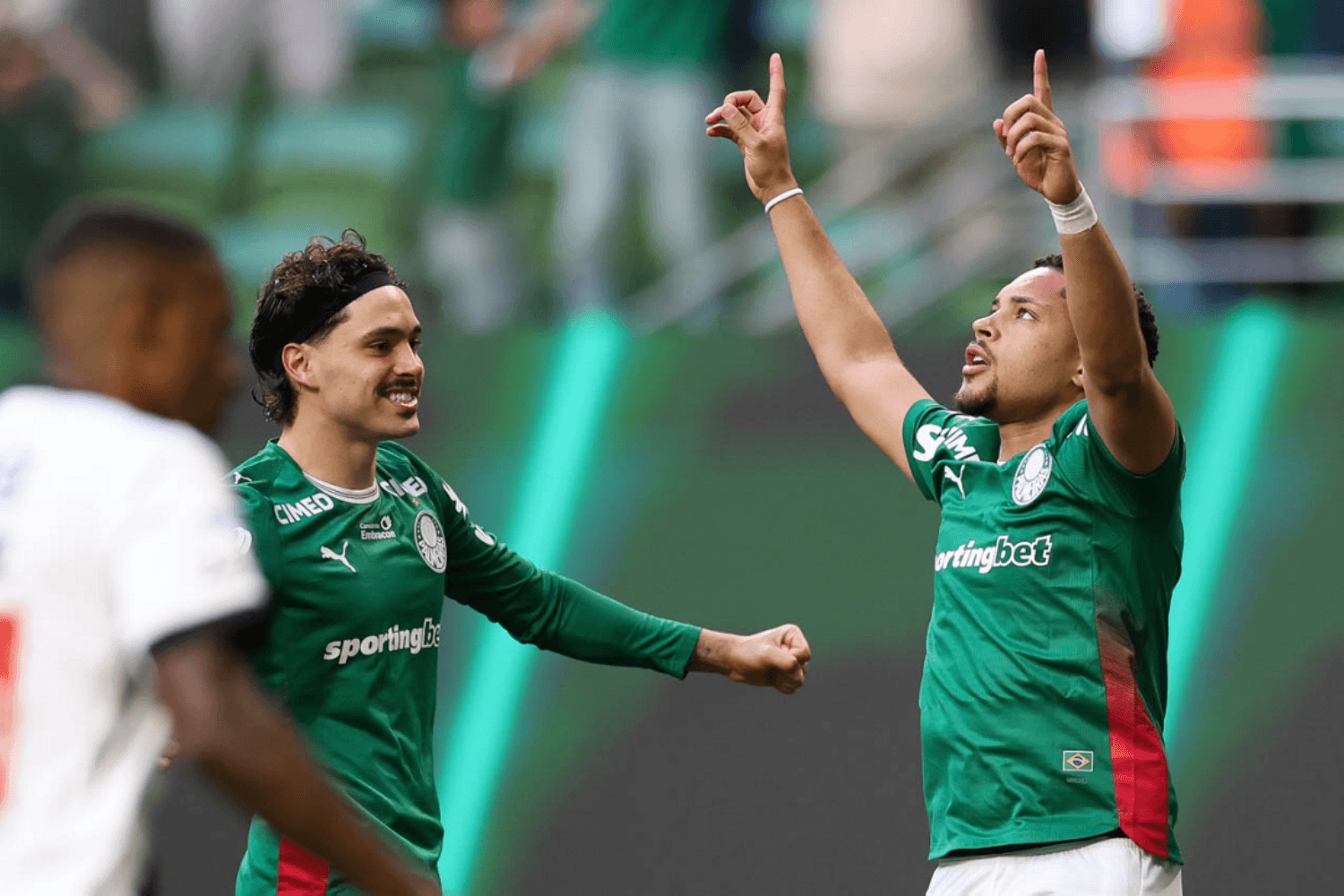 Com blitz no segundo tempo, Palmeiras goleia Vasco e consolida liderança