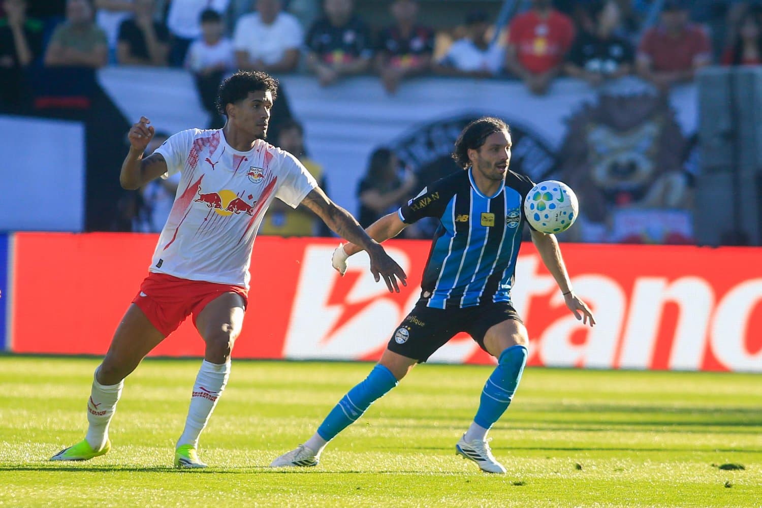 Zagueiro decide no apagar das luzes e RB Bragantino castiga o Grêmio