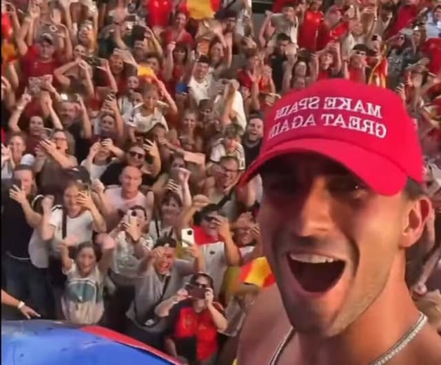 Por que herói da Espanha na Copa usou boné com ‘slogan de Trump’