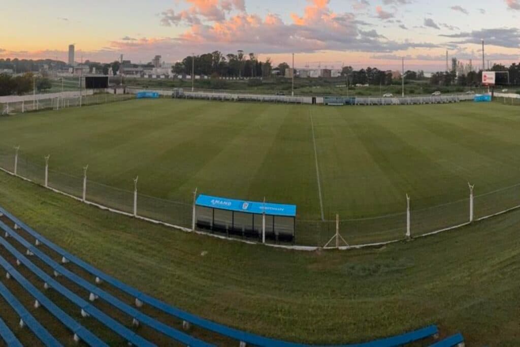 Bola chutada para fora de jogo da segunda divisão uruguaia provoca acidente em rodovia