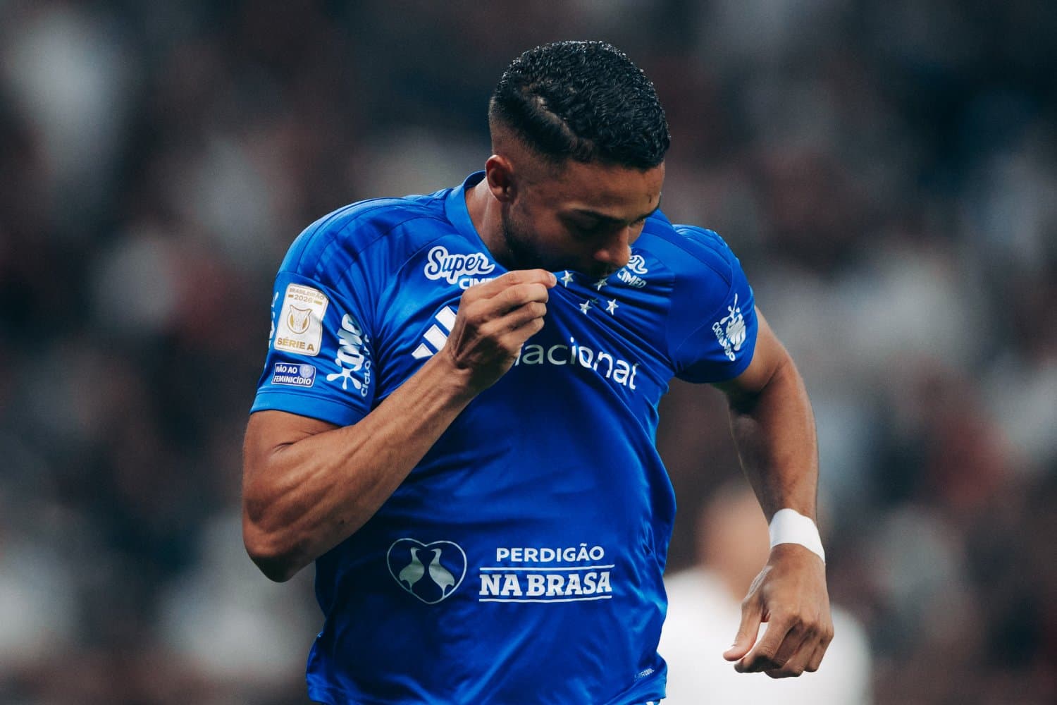 Wanderson decide no fim, e Cruzeiro supera o Corinthians na Arena