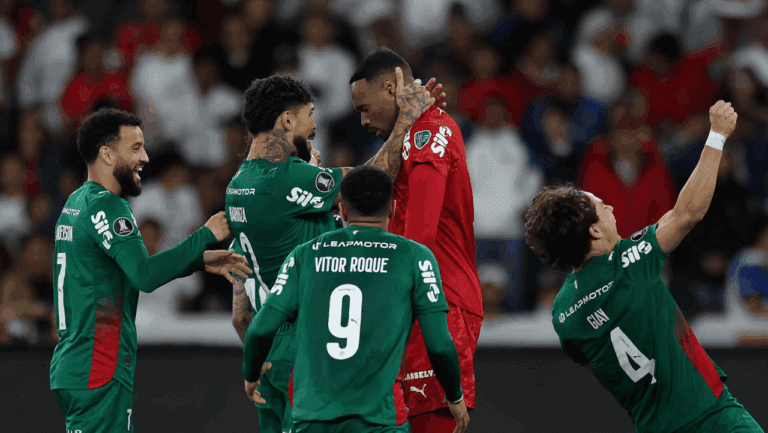 LDU vira, mas Carlos Miguel salva Palmeiras nos pênaltis
