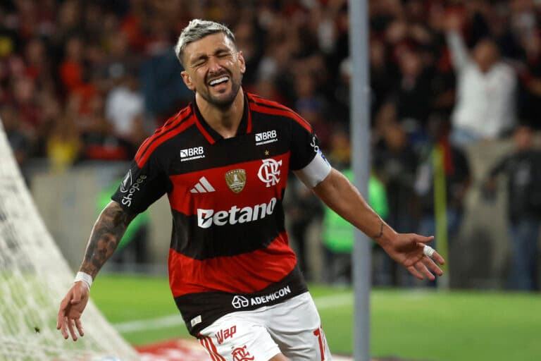 Arrascaeta aproveita falha bizarra, Flamengo empata com Del Valle e avança