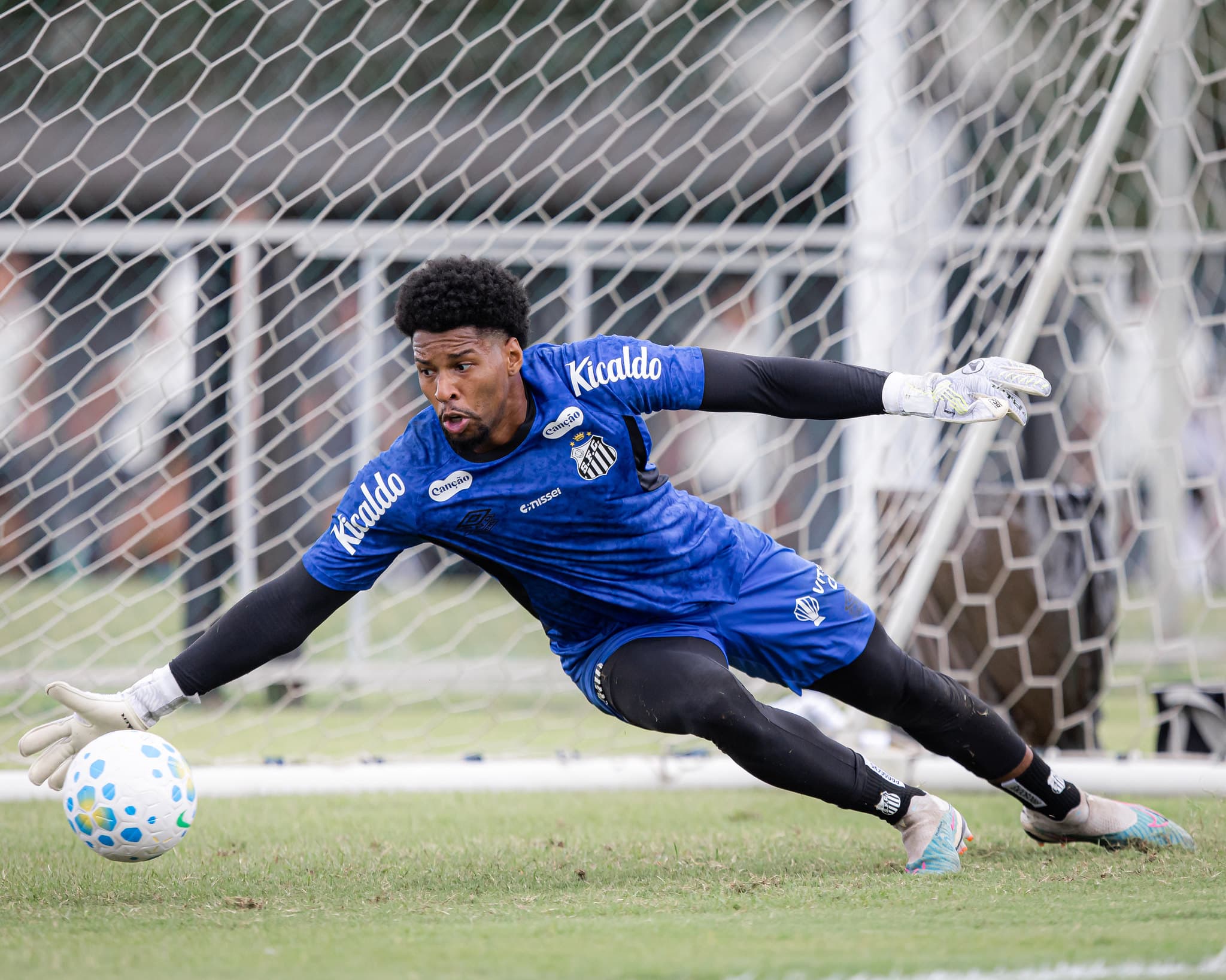 Novo goleiro do Santos tem só 5 jogos na carreira e já foi afastado
