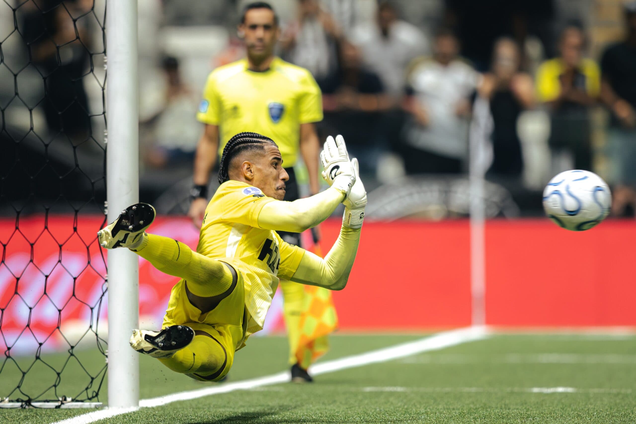 Delfim defende três pênaltis, Atlético bate o Santos e vai à semi