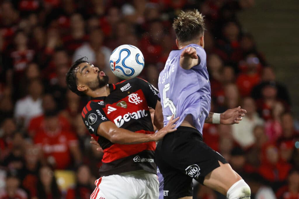 Lucas Paquetá, do Flamengo disputa com Richard Schunke, do Independiente del Valle no Maracanã ( EFE/ Antonio Lacerda)