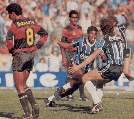 Assis comemora gol do Grêmio diante do Sport (Sergio Sade)