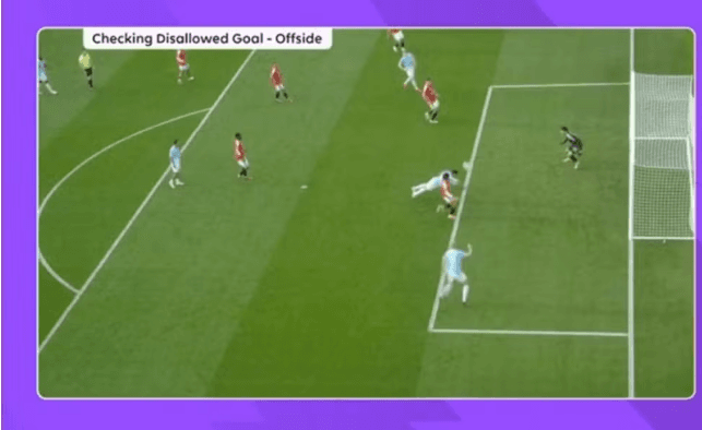 Lance que gerou polêmica no clássico de Manchester - Reprodução/ESPN
