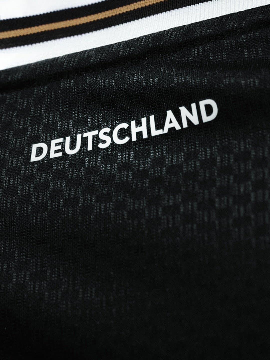 Detalhes da gola no uniforme da Alemanha - Reprodução/@adidasgermany