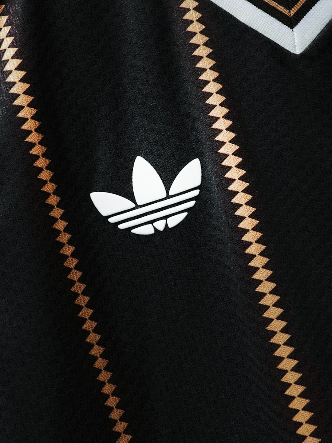 Detalhes do logo da Adidas - Reprodução/@adidasgermany