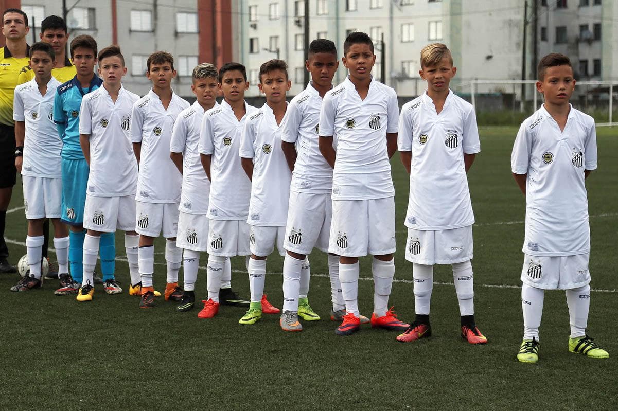Bontempo logo na chegada ao Santos, em 2015 (o 5º jogador da fila) - Divulgação/Santos FC