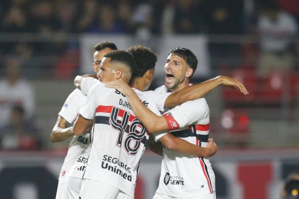 Calleri decide de pênalti, e São Paulo vence o Internacional no Morumbis