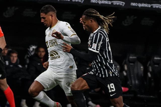 Lanterna Chapecoense vira sobre o Corinthians e agrava crise alvinegra