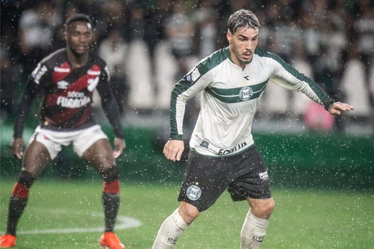 Com um a menos, Coritiba arranca empate heroico no Athletiba sob chuva