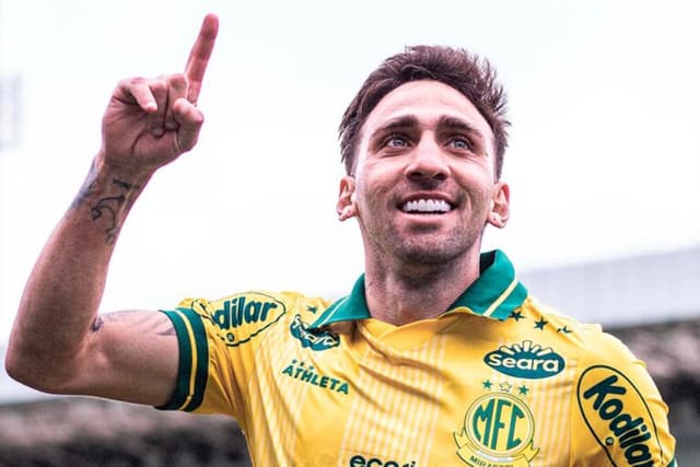 Com drama no VAR, Mirassol vira sobre o Coritiba e encerra jejum