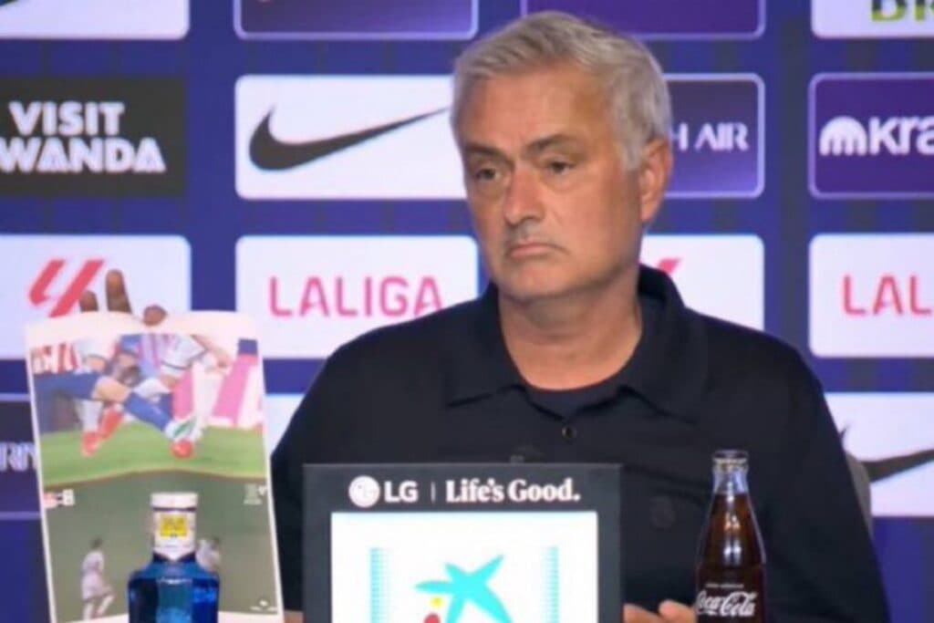 Mourinho expõe fotos em papel para reclamar de arbitragem após clássico