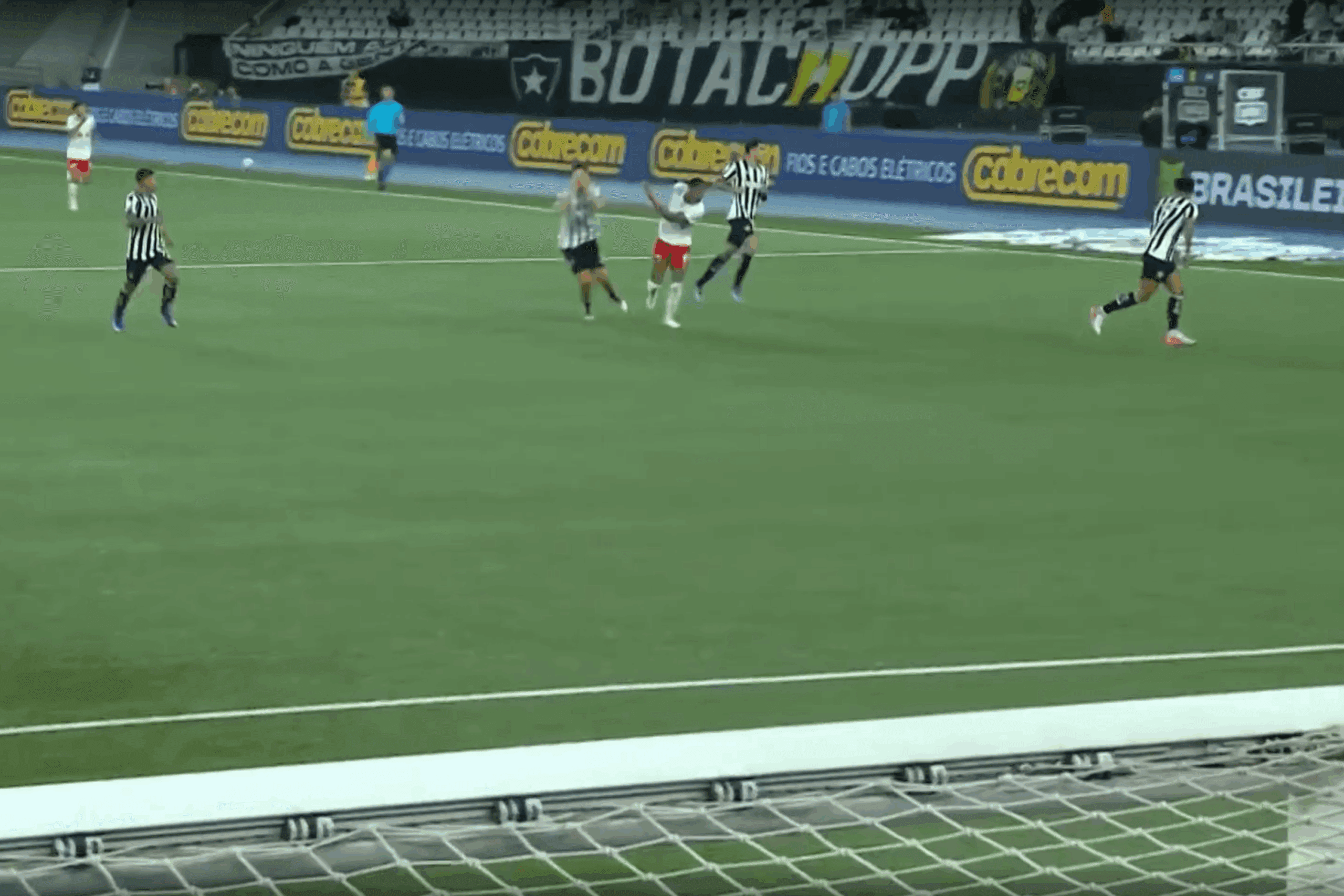 Botafogo x RB Bragantino: CBF reconhece erro na expulsão de Wallace Yan
