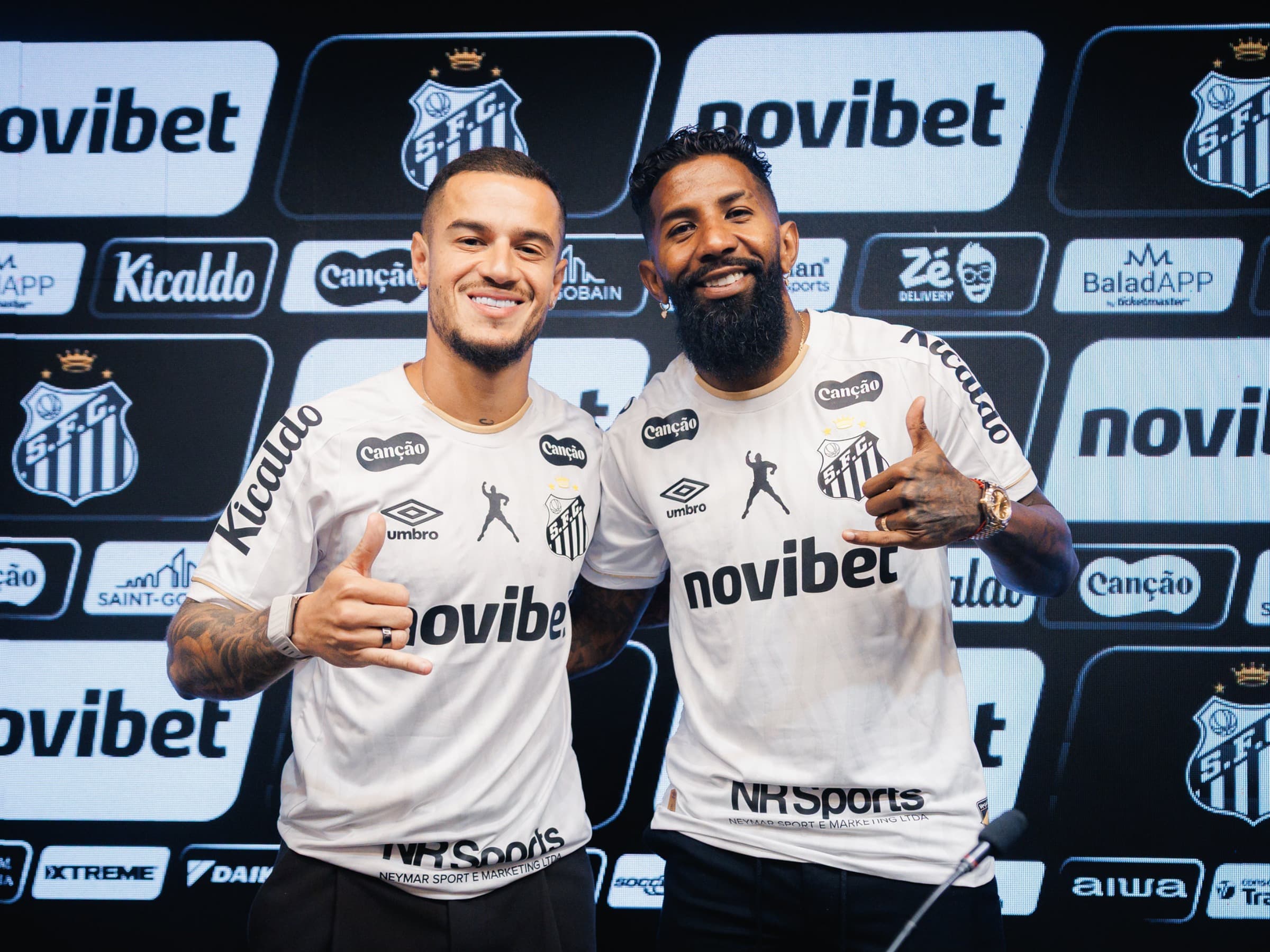 Coutinho e Rodinei foram apresntados juntos pelo Santos - Raul Baretta/Santos FC