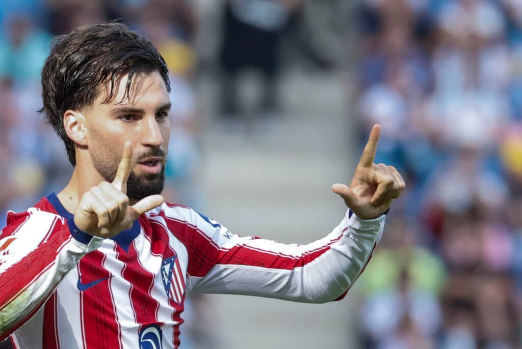 Baena sai do banco, marca no fim e Atlético de Madrid bate o Espanyol