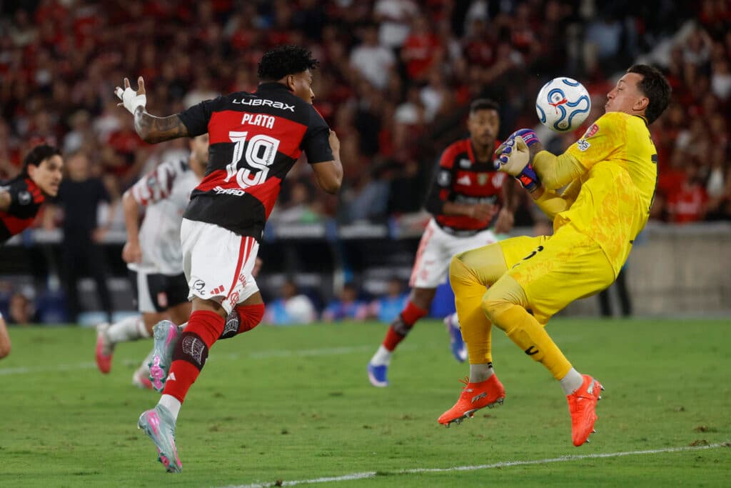 Gonzalo Plata para em Muslera na classificação do Estudiantes sobre o Flamengo no Maracanã (EFE/ Antonio Lacerda)