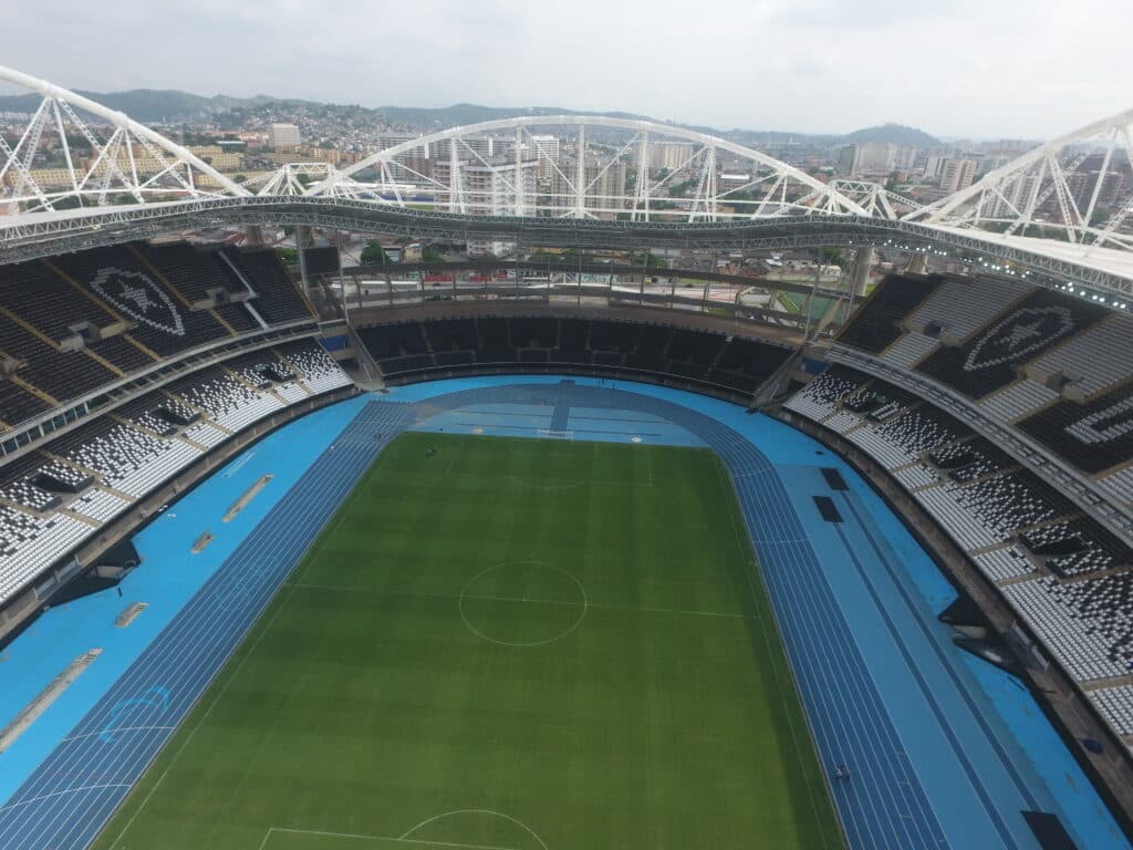 Dirigente do Vasco confirma clássico contra o Flamengo no Nilton Santos e critica gramado do Maracanã