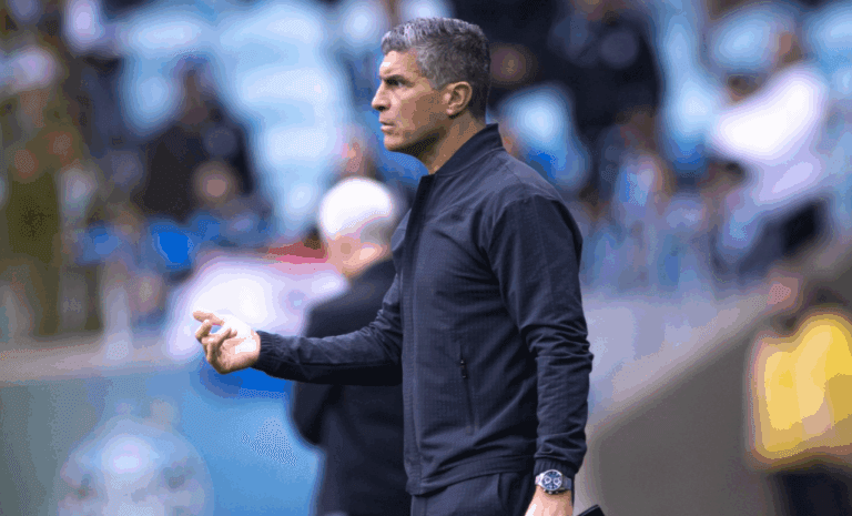 Pedro Emanuel, técnico do Vasco, pede que clube não jogue no gramado sintético do Nilton Santos