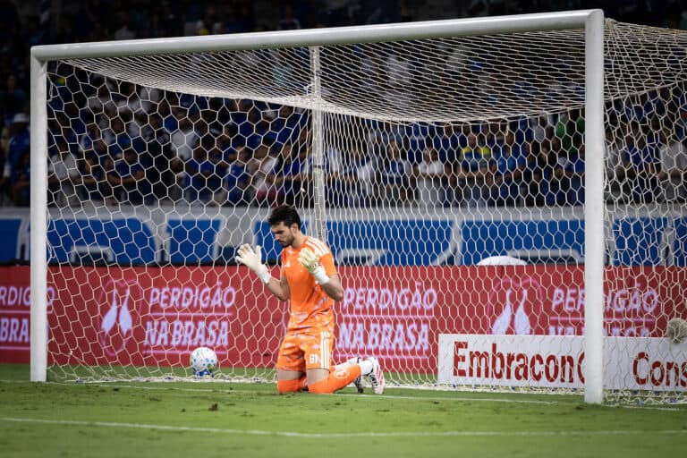 Clubes da Premier League observam goleiro Otávio em clássico