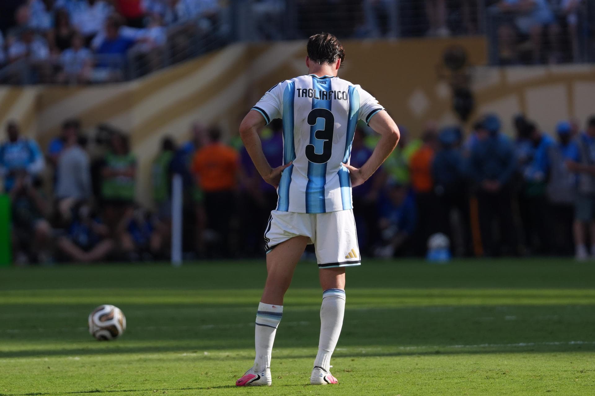 Tagliafico critica futebol argentino: ‘vejo muito pouco’