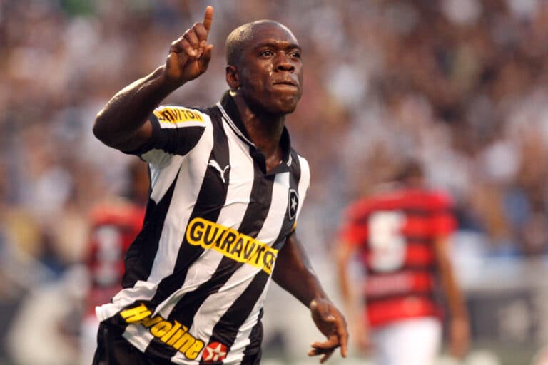 Chegada de helicóptero, mudança no hino e polêmicas no vestiário: relembre a passagem de Seedorf no Botafogo