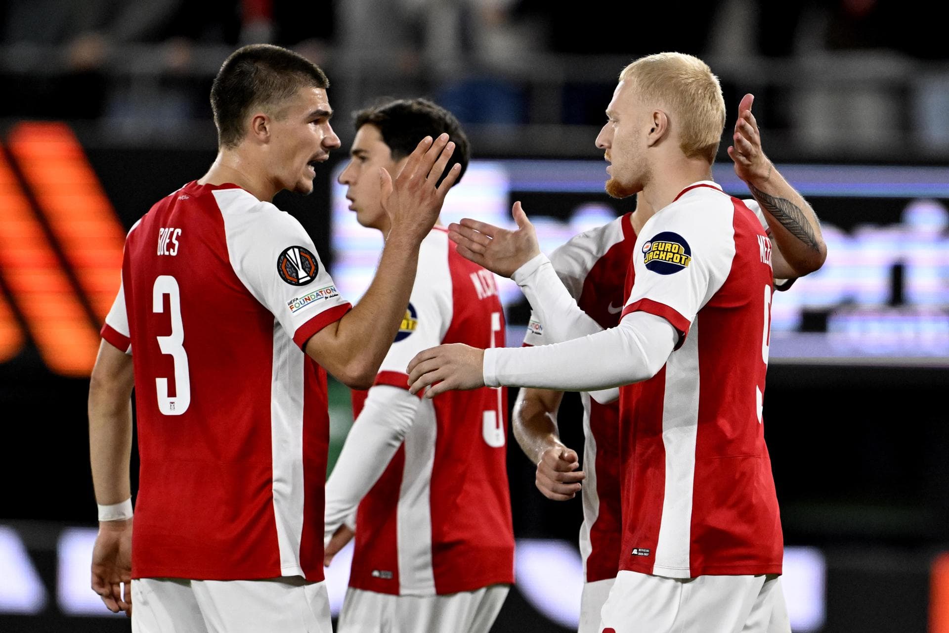 Mexx Meerdink decide e AZ Alkmaar vence na Conference
