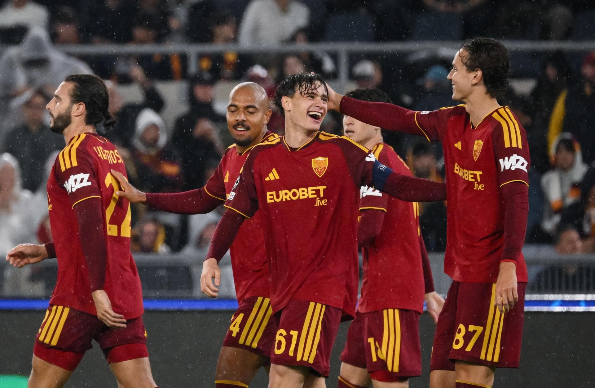 Roma domina Slovan Bratislava, faz 4 a 0 e vence a primeira