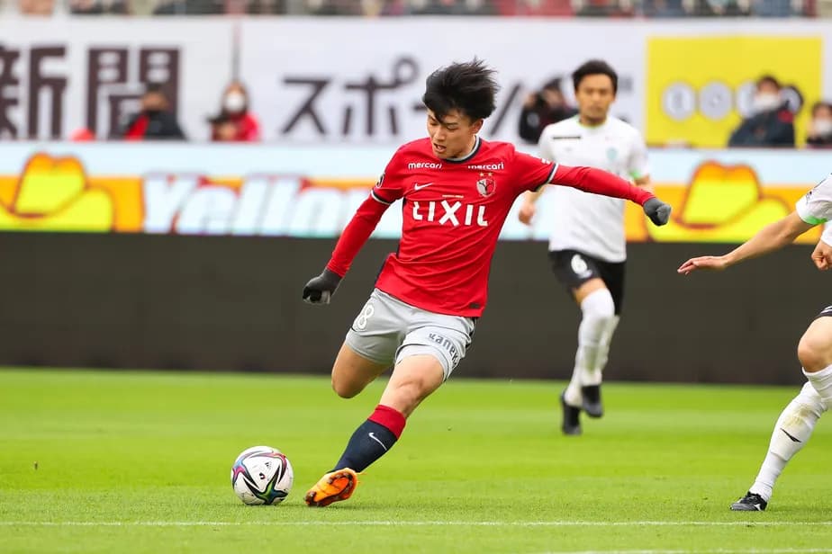 Ayase Ueda com a camisa do Kashima Antlers - Foto: Divulgação/Kashima Antlers