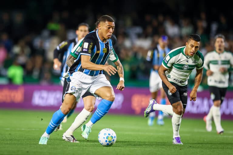 Grêmio vence Coritiba por 1 a 0 nos acréscimos pelo Brasileirão