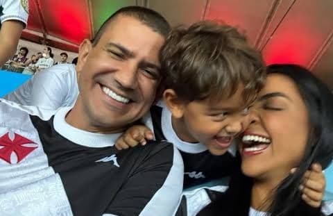 Douglas Ruas com a família em São Januário - Foto: Reprodução/Facebook
