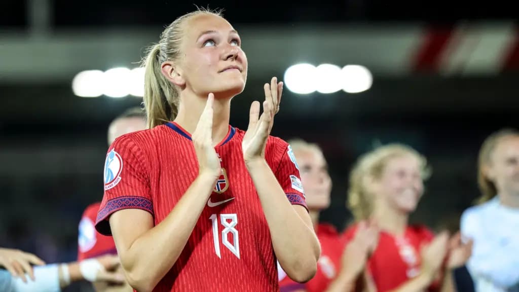 Frida Maanum marcou na vitória contra a Romênia - Foto: Divulgação/UEFA