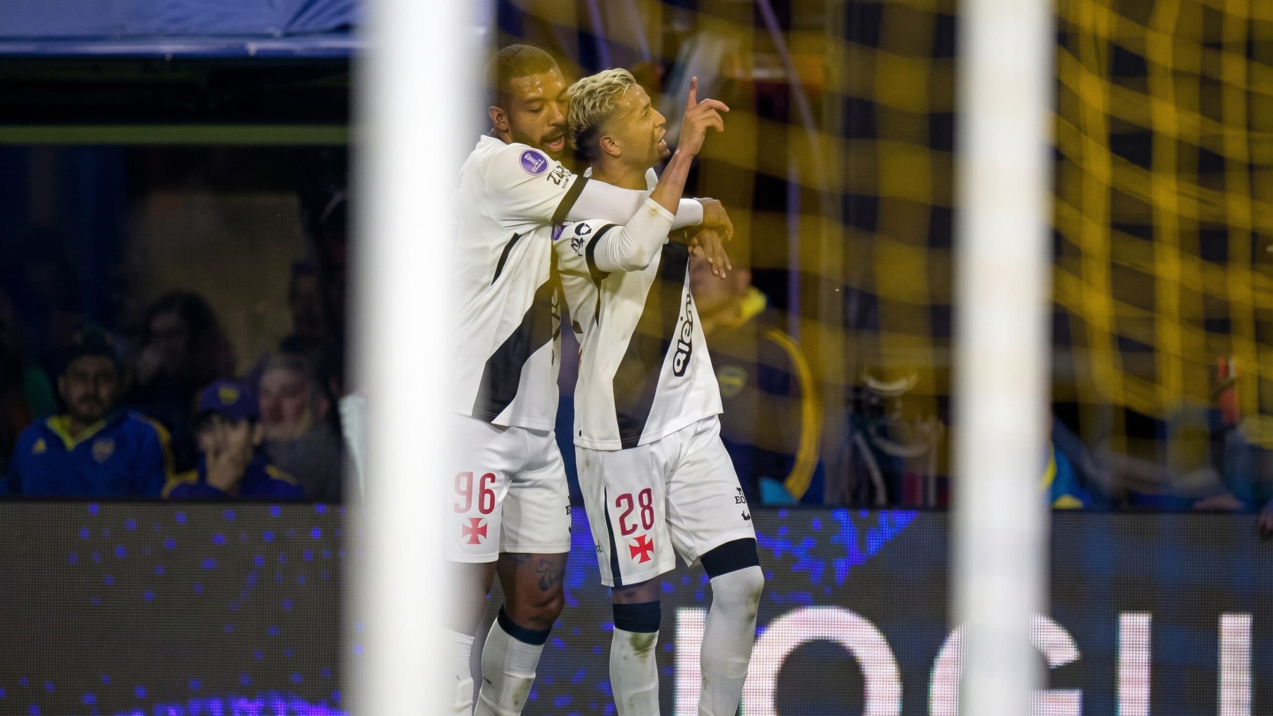 Vasco sobrevive com um a menos, vence Boca e larga na frente na Sula