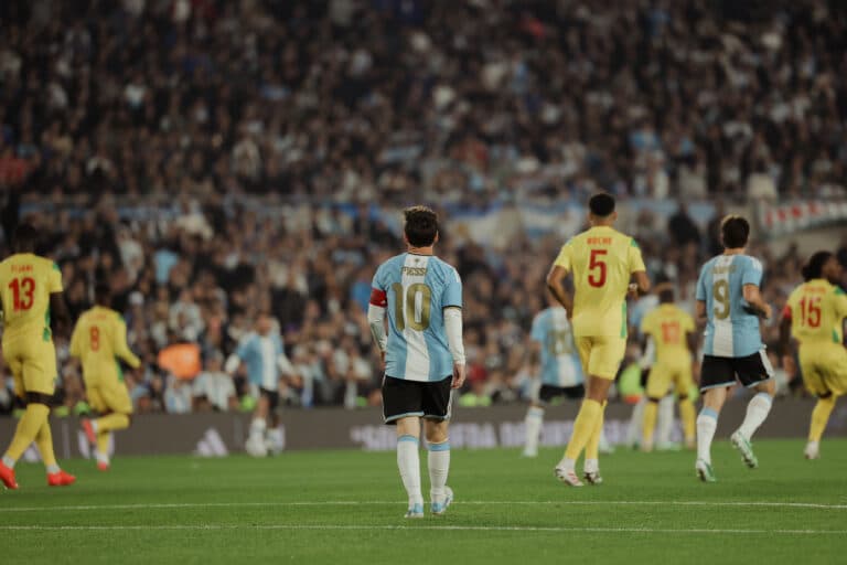 Ação de marketing com drones revolta torcida em despedida de Messi