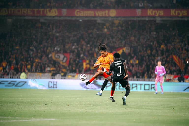 Lens supera o vice-líder Lyon com duas assistências de Thauvin