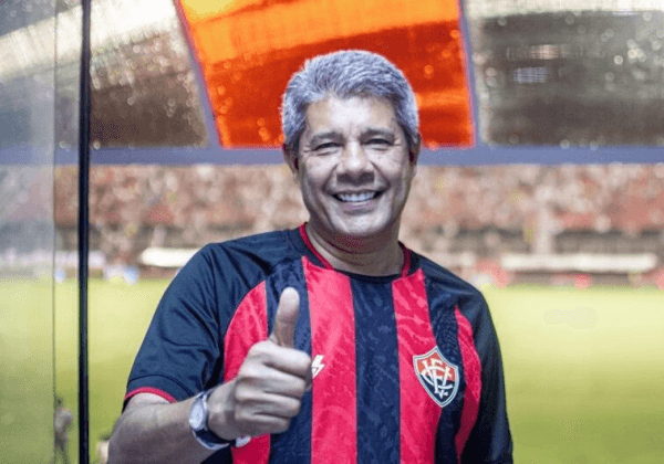 Jerônimo Rodrigues com a camisa do Vitória - Foto: Victor Ferreira/EC Vitória