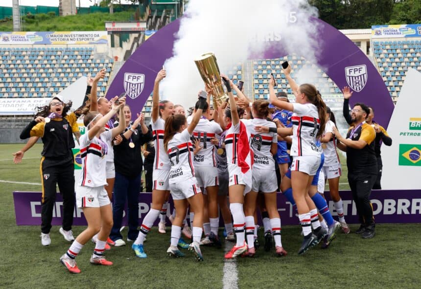 Jogadoras do São Paulo comemoram tri consecutivo - Foto Rubens Chiri/São Paulo FC