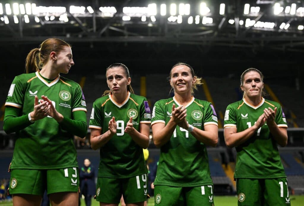 Jogadoras irlandesas aplaudem a torcida após o jogo - Foto: FIA