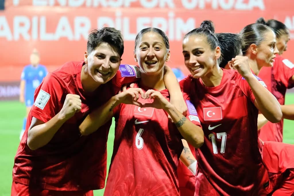 Jogadoras turcas comemoram o gol de Altunkulak - Foto: Divulgação/Fifa