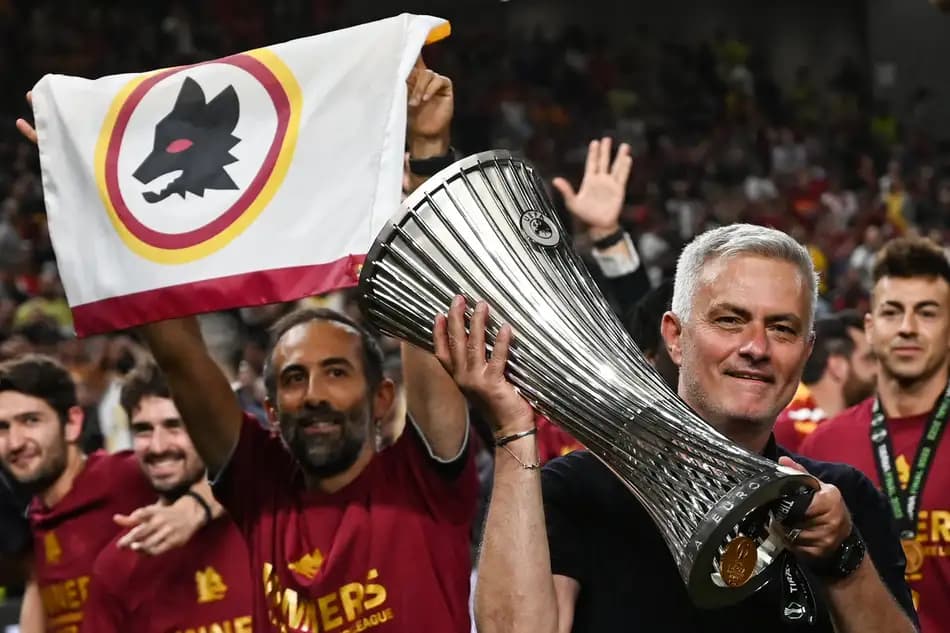José Mourinho levou equipe a título continental na primeira temporada no comando da Roma - Foto: OZAN KOSE / AFP