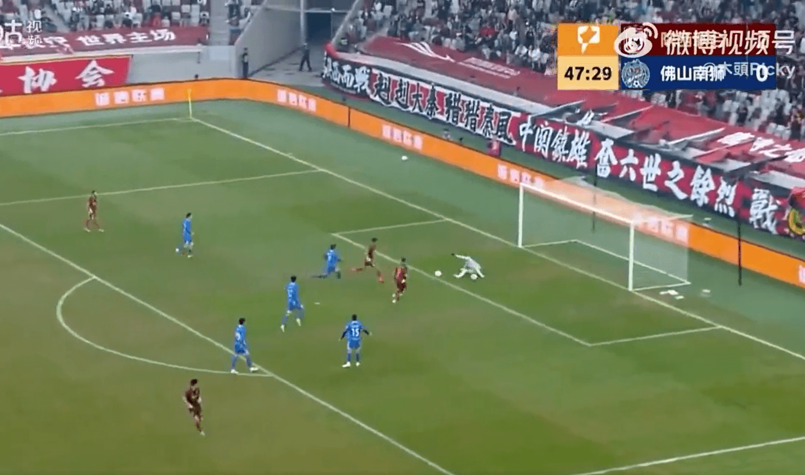 Time chinês faz ‘dois gols’ ao mesmo tempo e lance bizarro viraliza; veja