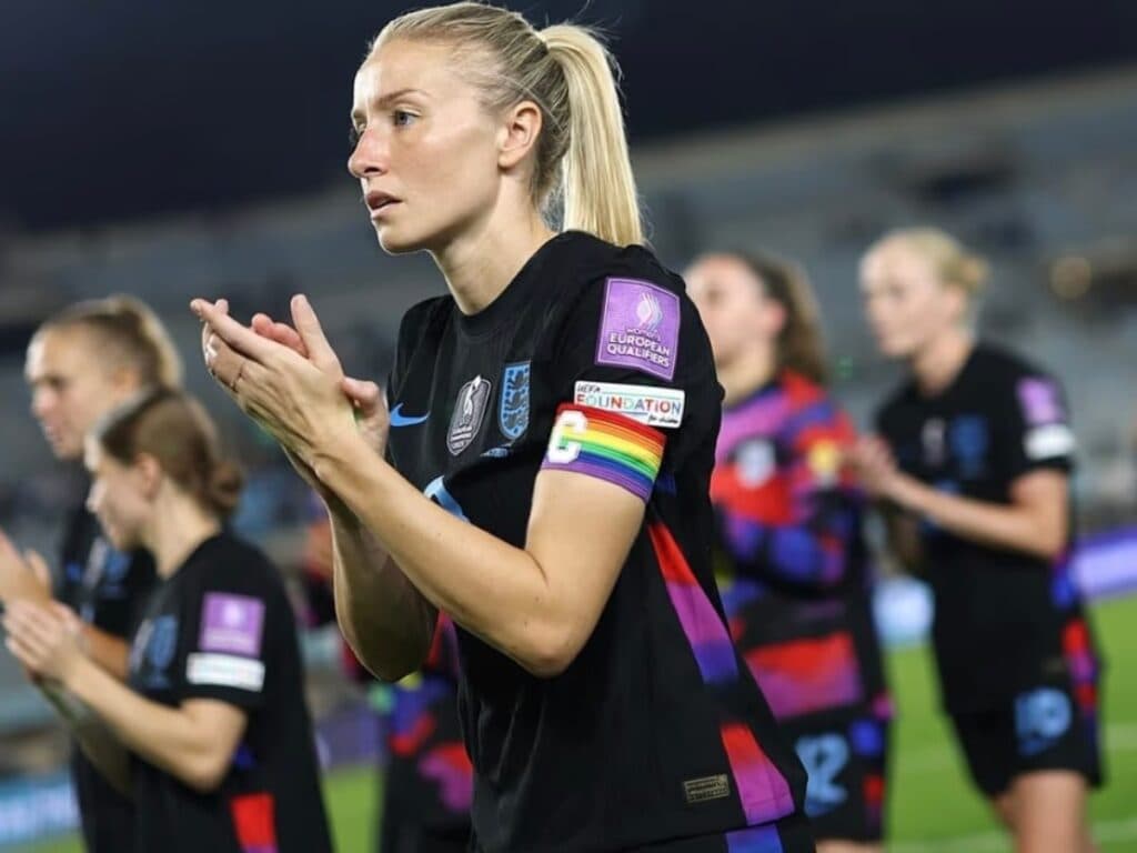 Leah Williamson foi a capitã das Lionesses na vitória sobre a Grécia - Foto: Instagram/Lionesses