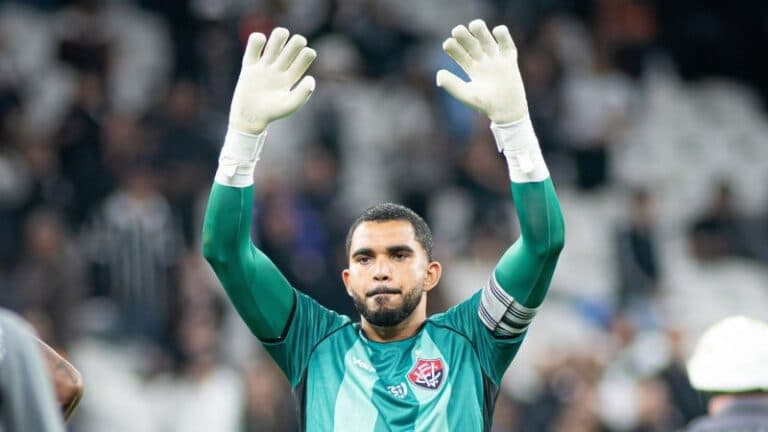 Lucas Arcanjo lidera defesas no Brasileirão pelo Vitória
